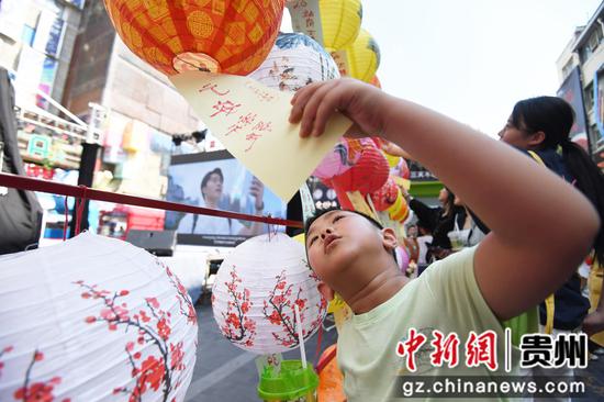 8月3日,市民游客在“贵阳夜经济•贵阳是座不夜城”抖音达人探店网络传播启动仪式暨接力活动现场猜谜。 8月3日,市民游客在“贵阳夜经济•贵阳是座不夜城”抖音达人探店网络传播启动仪式暨接力活动现场猜谜。