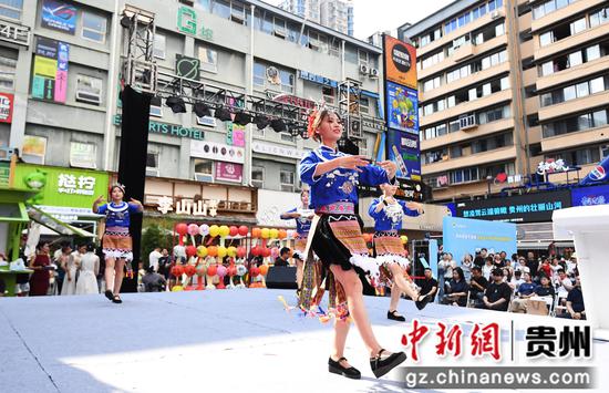 8月3日,“贵阳夜经济•贵阳是座不夜城”抖音达人探店网络传播启动仪式暨接力活动现场。 8月3日,“贵阳夜经济•贵阳是座不夜城”抖音达人探店网络传播启动仪式暨接力活动现场。