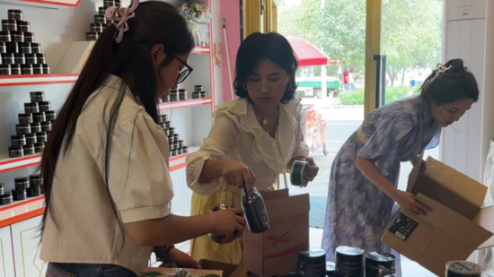 把产品装盒,正忙碌工作的夏热排提・艾散。