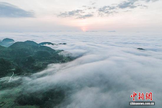 8月6日,贵州省黔南布依族苗族自治州贵定县沿山镇腊利寨出现云海景观,村庄、梯田与山间云海交相辉映,美如画卷。(无人机照片) 8月6日,贵州省黔南布依族苗族自治州贵定县沿山镇腊利寨出现云海景观,村庄、梯田与山间云海交相辉映,美如画卷。(无人机照片)
