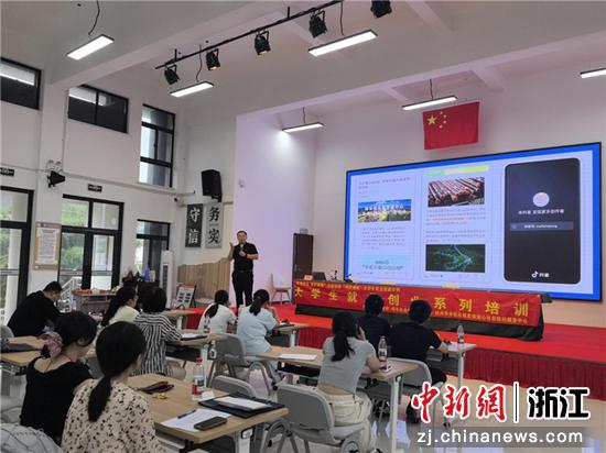 活动现场。鸬鸟镇政府供图 活动现场。鸬鸟镇政府供图