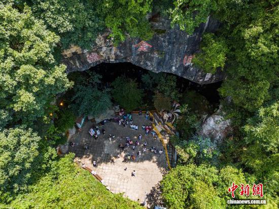 图为游客在织金洞景区避暑游玩。罗大富 摄