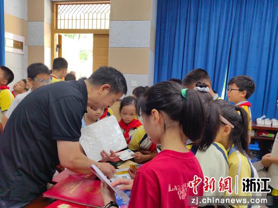 工作人员为“爱心托班”学生发放物品。南浔区总工会供图