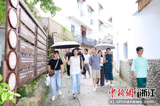 青年创客组在下姜村考察。主办方供图 青年创客组在下姜村考察。主办方供图