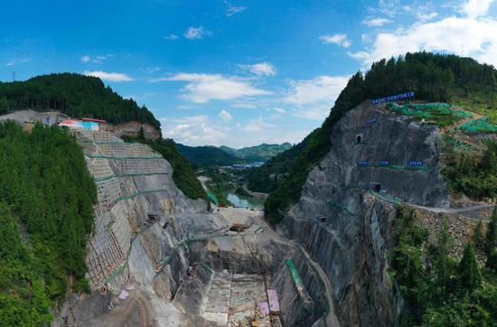 7月28日拍摄建设中的花滩子水库枢纽工程。潘希来 摄 7月28日拍摄建设中的花滩子水库枢纽工程。潘希来 摄