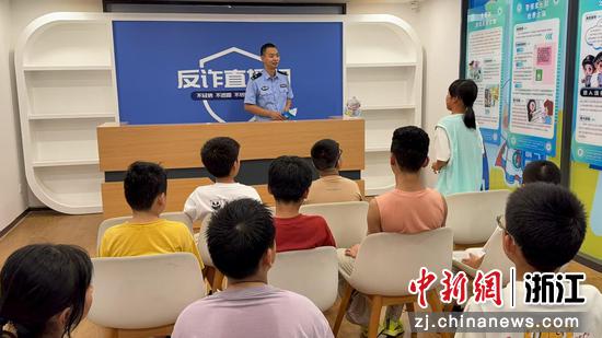 练市镇派出所联合开展“网络反诈”未成年人护航。练市镇供图 练市镇派出所联合开展“网络反诈”未成年人护航。练市镇供图