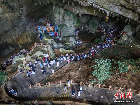 连日来，随着多地持续高温，贵州毕节凭借清凉气候成为避暑热门目的地，作为世界地质公园和国家5A级景区的织金洞，也迎来避暑旅游客流高峰。据景区介绍，8月以来，织金洞日均接待游客超20000人次。图为8月5日游客在织金洞景区避暑游玩。罗大富 摄
