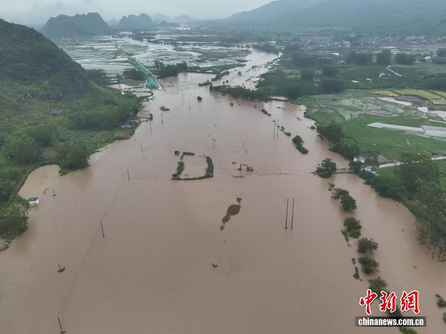 广西来宾两村民因洪水被困“孤岛” 消防紧急救援