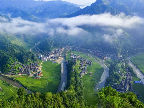 图为交密村全景图