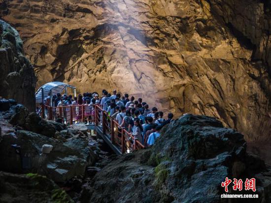 图为游客在织金洞景区避暑游玩。罗大富 摄