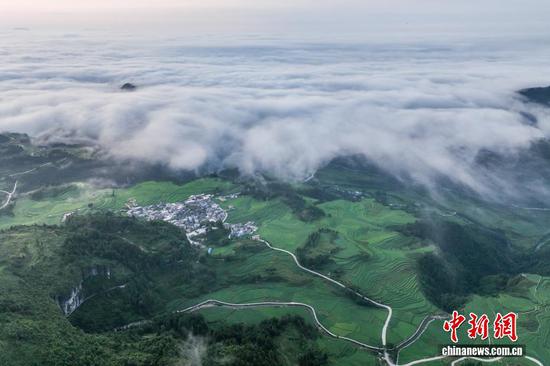 8月6日,贵州省黔南布依族苗族自治州贵定县沿山镇腊利寨出现云海景观,村庄、梯田与山间云海交相辉映,美如画卷。(无人机照片) 8月6日,贵州省黔南布依族苗族自治州贵定县沿山镇腊利寨出现云海景观,村庄、梯田与山间云海交相辉映,美如画卷。(无人机照片)