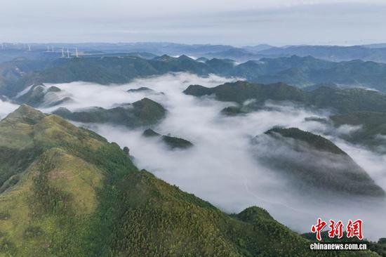 8月6日,贵州省黔南布依族苗族自治州贵定县沿山镇腊利寨出现云海景观,村庄、梯田与山间云海交相辉映,美如画卷。(无人机照片) 8月6日,贵州省黔南布依族苗族自治州贵定县沿山镇腊利寨出现云海景观,村庄、梯田与山间云海交相辉映,美如画卷。(无人机照片)