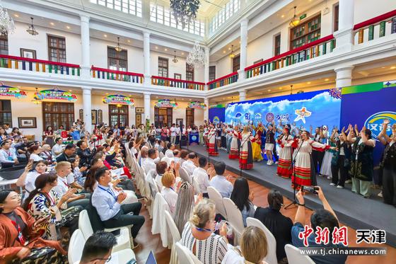 8月6日,上合国家青年学生“万花筒”文化市集天津开集。图为开幕式文艺演出。 记者 佟郁 摄 8月6日,上合国家青年学生“万花筒”文化市集天津开集。图为开幕式文艺演出。 记者 佟郁 摄