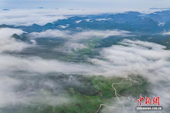 8月6日,贵州省黔南布依族苗族自治州贵定县沿山镇腊利寨出现云海景观,村庄、梯田与山间云海交相辉映,美如画卷。(无人机照片) 8月6日,贵州省黔南布依族苗族自治州贵定县沿山镇腊利寨出现云海景观,村庄、梯田与山间云海交相辉映,美如画卷。(无人机照片)