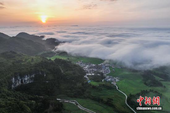 8月6日,贵州省黔南布依族苗族自治州贵定县沿山镇腊利寨出现云海景观,村庄、梯田与山间云海交相辉映,美如画卷。(无人机照片) 8月6日,贵州省黔南布依族苗族自治州贵定县沿山镇腊利寨出现云海景观,村庄、梯田与山间云海交相辉映,美如画卷。(无人机照片)