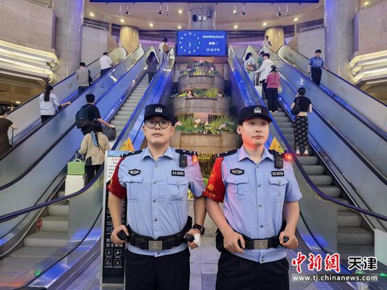 图为北京铁路公安局天津公安处天津站派出所民警在车站候车大厅立岗，全力护卫旅客平安出行。（北京铁路公安局天津公安处供图）