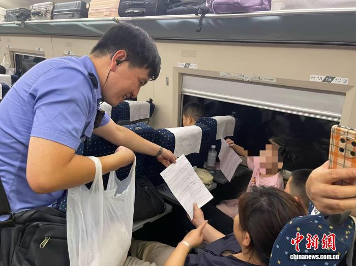 列车员拎试卷和贴纸上班 高铁车厢变“移动课堂”