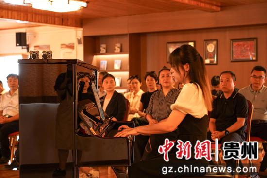国家大剧院调研组老师在台江职中展开音乐互动表演。    张家精 摄