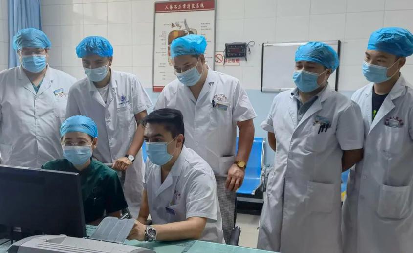 医护人员进行深入交流 拍摄者:徐丽梅
医护人员进行深入交流 拍摄者:徐丽梅