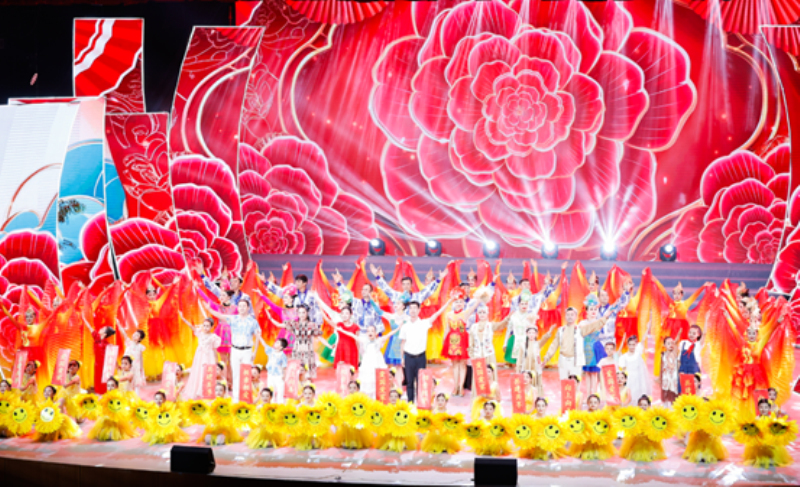 《传承好家风共筑家国梦》开场舞表演。喀什地区融媒体中心记者侯立超摄