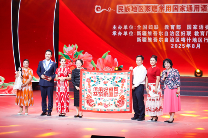 《锦绣》展示。喀什地区融媒体中心记者侯立超摄

