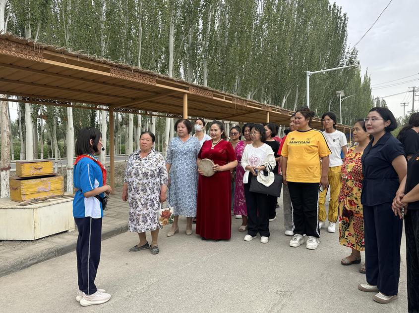 “胡杨花宣讲团”沉浸式的“宣讲课堂”“小小讲解员”的“童声传颂”“红石榴小院”里的“百姓故事汇”,已成为群众耳熟能详、高度认可的文明实践品牌。 “胡杨花宣讲团”沉浸式的“宣讲课堂”“小小讲解员”的“童声传颂”“红石榴小院”里的“百姓故事汇”,已成为群众耳熟能详、高度认可的文明实践品牌。