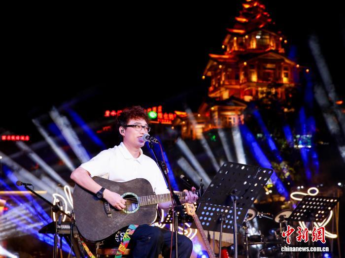 “百姓歌手”罗小罗助阵广西龙胜“桑江嗨唱夜”