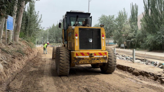 道路建设项目施工现场。