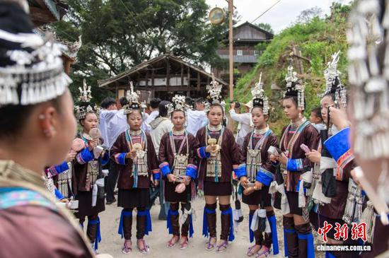 图为顶洞村的侗族少男少女在风雨桥头对唱侗歌。吴德军 摄
