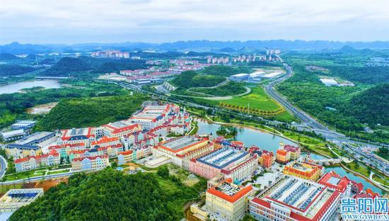 俯瞰贵安华为云数据中心与腾讯贵安七星数据中心。