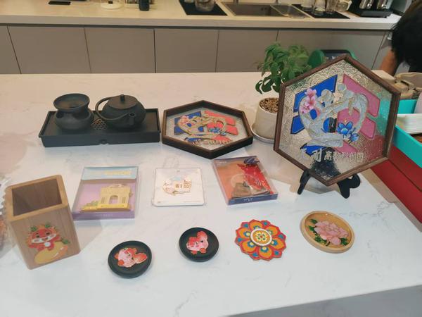 图为天津市西青区赤龙南街道创富工坊非遗掐丝传统工艺品在创新高地“天开园”展示,通过创新设计赋能产品升级。(天津市西青区委宣传部 供图) 图为天津市西青区赤龙南街道创富工坊非遗掐丝传统工艺品在创新高地“天开园”展示,通过创新设计赋能产品升级。(天津市西青区委宣传部 供图)