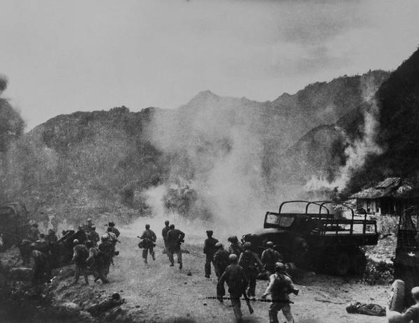 1951年4月23日，志愿军第20军某部把美军24师的后续部队截于抱川以东、加平以西地区，并实施围歼。  张崇岫 摄