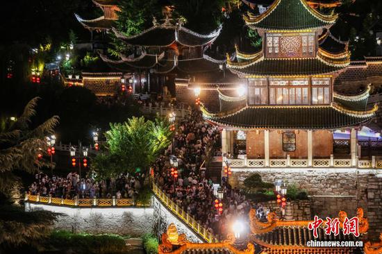 图为游客在甲秀楼景区游览。