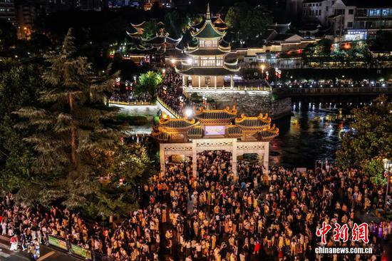 图为游客在甲秀楼景区游览。