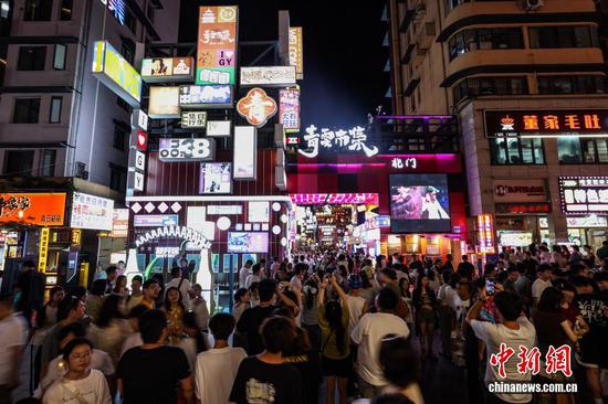 图为游客在青云市集游览。