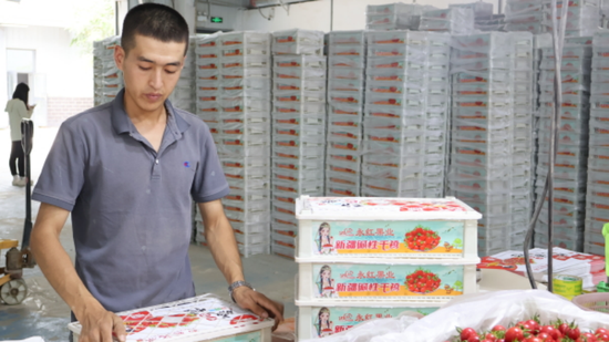 包装台工人正在装箱包装e