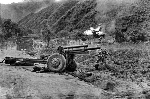 1951年4月23日，志愿军第20军把美军24师的后续部队截于抱川以东，加平以西地域，并实施围歼。图为第20军60师的部队正沿着公路搜剿残敌。 张崇岫 摄