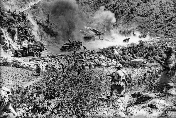 1951年5月17日上午7时,中国人民志愿军第20军60师178团2营5连的战士们在连长毛张苗的带领下,一夜奔走120华里,赶到朝鲜县里地区五马峙,追赶截击逃窜的李承晚部队。图为志愿军如猛虎下山,向被围之敌冲锋。  张崇岫 摄 1951年5月17日上午7时,中国人民志愿军第20军60师178团2营5连的战士们在连长毛张苗的带领下,一夜奔走120华里,赶到朝鲜县里地区五马峙,追赶截击逃窜的李承晚部队。图为志愿军如猛虎下山,向被围之敌冲锋。  张崇岫 摄