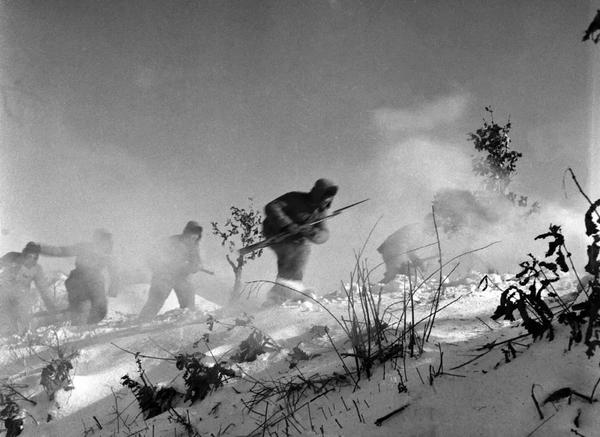 1950年12月，志愿军第27军某部在打退了敌人的进攻后，冒着风雪发起了反攻。  张崇岫 摄
