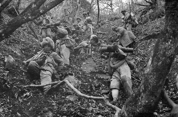 1951年4月24日，第五次战役第一阶段，志愿军第20军59师某部翻越云鹤山，追歼逃敌。  张崇岫 摄