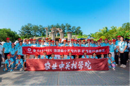 在圆明园参观。