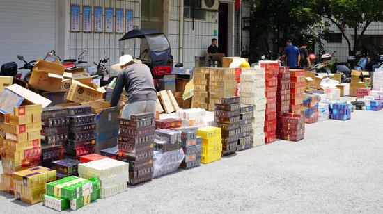 图为联合公安交管部门查获一起无证运输烟草专卖品案件。韦继颖 摄