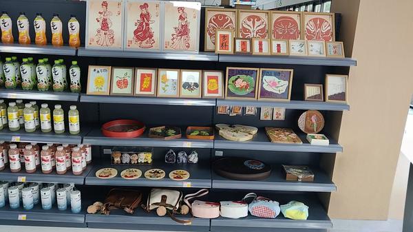 图为天津市西青区赤龙南街道创富工坊非遗掐丝、剪纸、书法文创等传统工艺品在精品生活平台“赛达甄选”展示与销售。(天津市西青区委宣传部 供图) 图为天津市西青区赤龙南街道创富工坊非遗掐丝、剪纸、书法文创等传统工艺品在精品生活平台“赛达甄选”展示与销售。(天津市西青区委宣传部 供图)