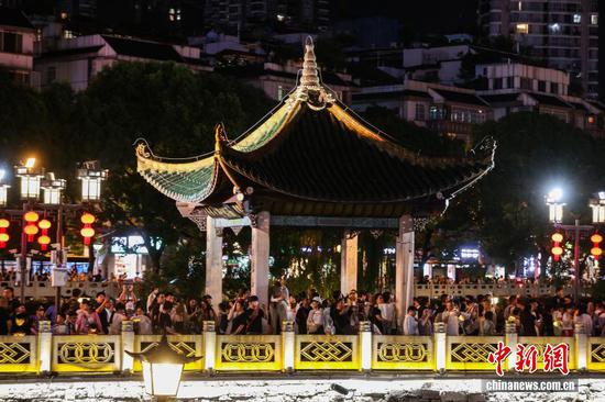 图为游客在甲秀楼景区游览。