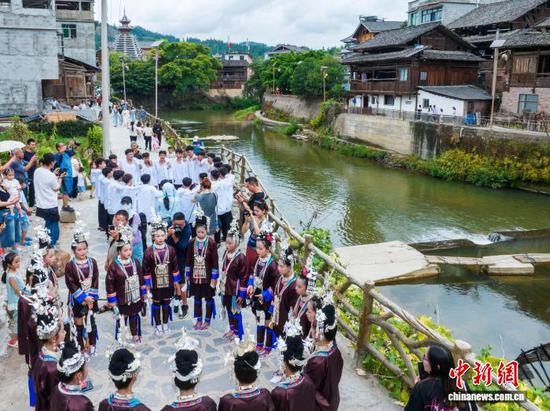 图为顶洞村的侗族少男少女在路上对唱侗歌。(无人机照片)吴德军 摄