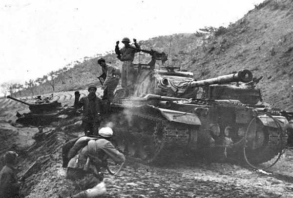 1951年4月，朝鲜江口洞，第20军59师战士们在抱川通往汉城的公路上，以简陋的轻型装备，靠智慧和英勇顽强的精神缴获美军坦克数辆。图为美国陆军第24步兵师坦克队士兵举手投降。 张崇岫 摄