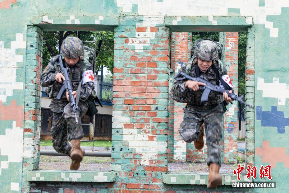 广西南宁武警官兵紧贴实战开展战场救护演练