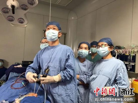 滕尧树团队开展手术。杭州市一医院供图