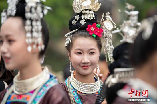 图为参加成人礼的侗族少女。吴德军 摄