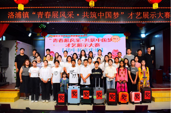各村选拔的初高中学生代表。